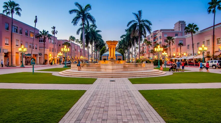 the area surrounding Mizner Park and Boca Raton’s downtown districts offers a refreshing alternative to the quieter suburban communities.