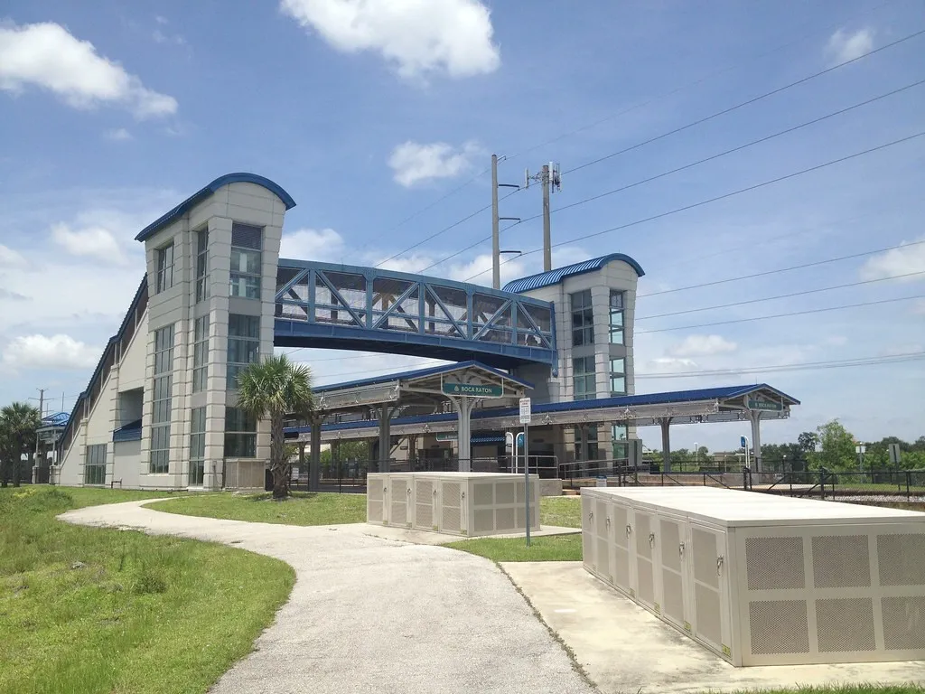 Boca Raton Tri-Rail platforms and enclosed pedestrian bridge